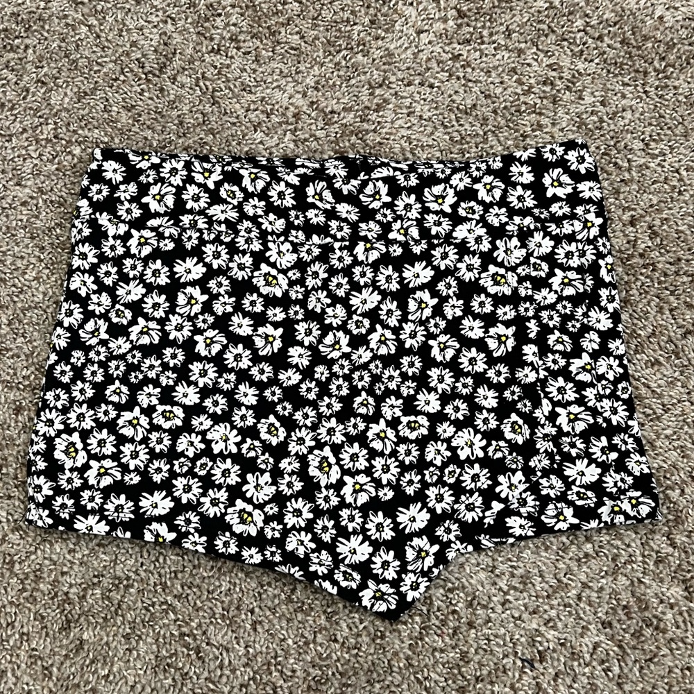 Mini Daisy Skort 🌼 size medium